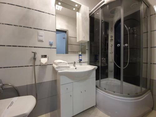 DWIE SOSNY-Apartament Morski Kryształ - 365PAM tesisinde bir banyo