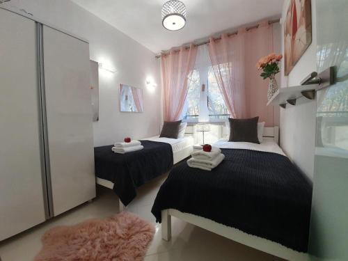 Giường trong phòng chung tại DWIE SOSNY-Apartament Morski Kryształ - 365PAM