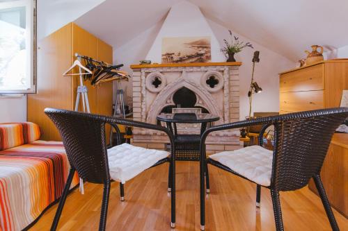 une chambre avec une table, des chaises et une cheminée dans l'établissement Holiday home Katarina Omiš, à Omiš