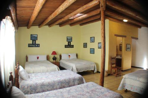 A bed or beds in a room at Hotel Paraiso del Oso