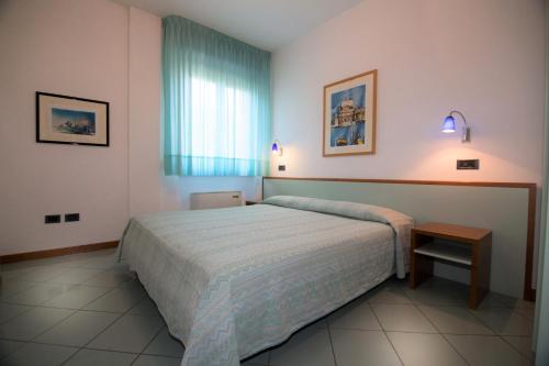 una camera con un grande letto e una finestra di Appartamento Mediterraneo a San Benedetto del Tronto