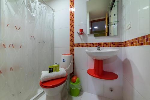 y baño con lavabo, aseo y ducha. en Ayenda 1405 Ibiza, en Cali