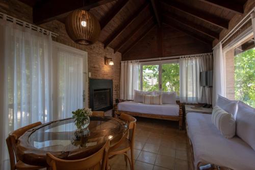 - un salon avec une table et un lit dans l'établissement Carilo Village Apart Hotel & Spa, à Carilo
