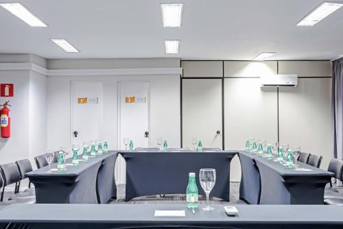 a conference room with a long table and chairs at Rede Andrade Braz in Curitiba