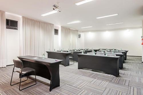 a room with rows of tables and chairs at Rede Andrade Braz in Curitiba