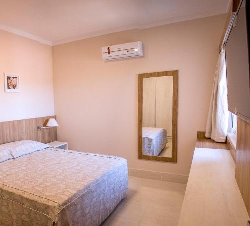 Ένα ή περισσότερα κρεβάτια σε δωμάτιο στο Piazza DiRoma Caldas Novas
