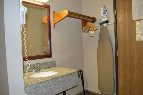 Koupelna v ubytování Super 8 by Wyndham Germantown/Milwaukee