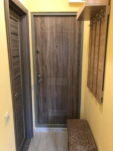 um armário com uma porta de madeira num quarto em Киев сдам посуточно ул Доброхотова 28 Daily rent Kyiv st Dobrokhotova 28 em Kiev