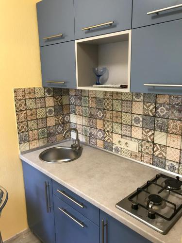um balcão de cozinha com um lavatório e um fogão em Киев сдам посуточно ул Доброхотова 28 Daily rent Kyiv st Dobrokhotova 28 em Kiev