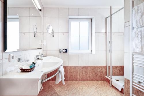 Uma casa de banho em Alpine Hideaway ZILLERTALERHOF - 4 Sterne Superior