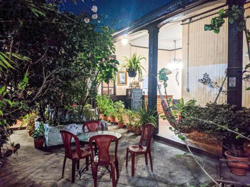 a patio with a table and chairs and plants at Casa Seibel in Quetzaltenango
