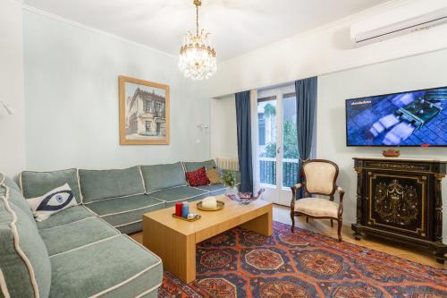 A Short Walk to Syntagma and Plaka by Athenian Homes