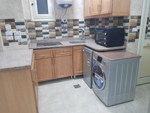 Al Raya Apartmentsにあるキッチンまたは簡易キッチン