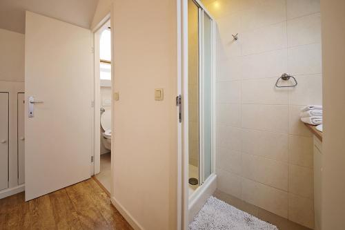 ein Badezimmer mit Dusche und Glastür in der Unterkunft B&B Le Lys d'or in Brüssel