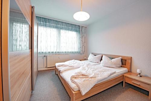 Un dormitorio con una cama grande y una ventana en Ferienwohnung 143 en Annaberg-Buchholz