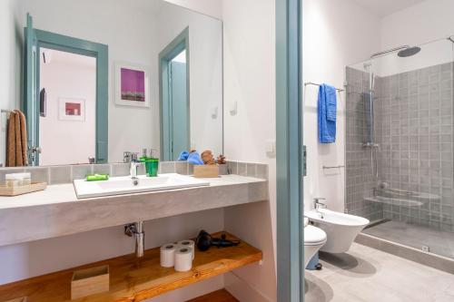 ein Bad mit einem Waschbecken, einem WC und einer Dusche in der Unterkunft LV Premier Baixa DO in Lissabon