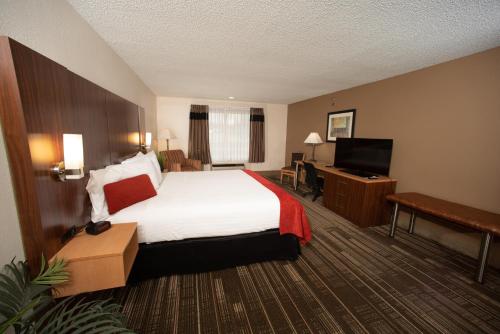 Northfield Inn Suites and Conference Center tesisinde bir odada yatak veya yataklar