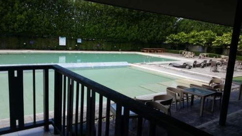 Výhled na bazén z ubytování Rose's Getaway nebo okolí