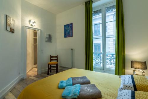 Postel nebo postele na pokoji v ubytování Le Contemporain, Hyper-centre, 8 pers