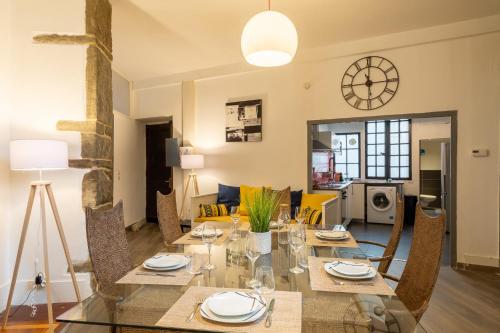 une salle à manger et un salon avec une table et des chaises dans l'établissement Le Contemporain, Hyper-centre, 8 pers, à Grenoble