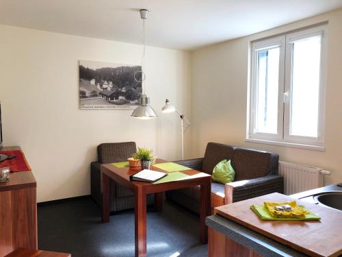 a living room with two chairs and a table at Apartment Felswelten in Bielatal