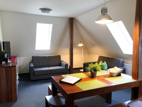 a living room with a table and a couch at Apartment Felswelten in Bielatal