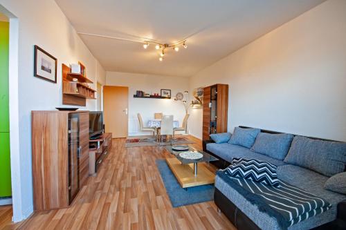 sala de estar con sofá y mesa en Ferienwohnung 131 en Annaberg-Buchholz