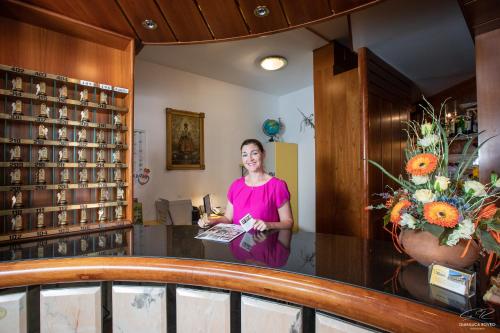Hotel Posta في كومانو تيرمي: امرأة تقف في غرفة