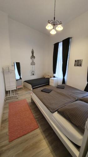 Posteľ alebo postele v izbe v ubytovaní Előkapu Apartman