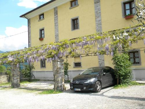 a car parked in front of a building at Giunasco in Bagnone