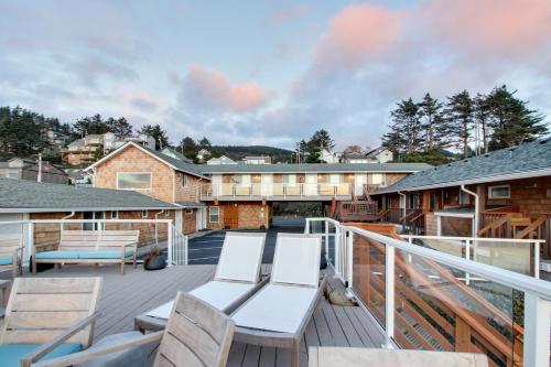 una terraza con 2 sillas y una mesa en The Oceanside Inn, en Oceanside