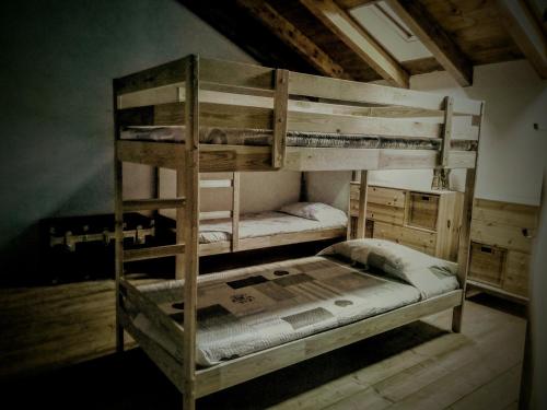 a room with two bunk beds in a room at Ciuchi House in Cantalupo Ligure