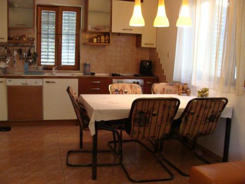una cocina con mesa y sillas. en Apartments Mana - 250 m from sea, en Split