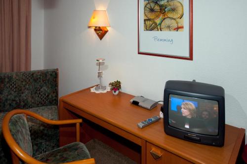 a tv sitting on a desk in a room at Pension Cafe Suzette in Gotha