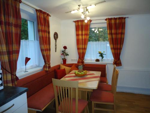 uma sala de estar com um sofá vermelho e uma mesa em Haus Zerza em Dorfgastein