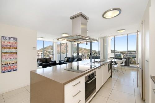 
A kitchen or kitchenette at Direct Hotels - Dalgety Apartments
