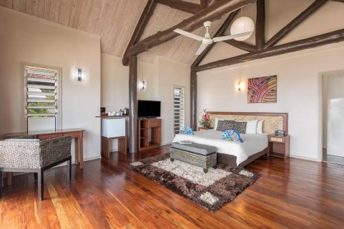 מיטה או מיטות בחדר ב-Saletoga Sands Resort & Spa