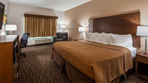 una habitación de hotel con una cama grande y una silla en Best Western Brookfield, en Brookfield