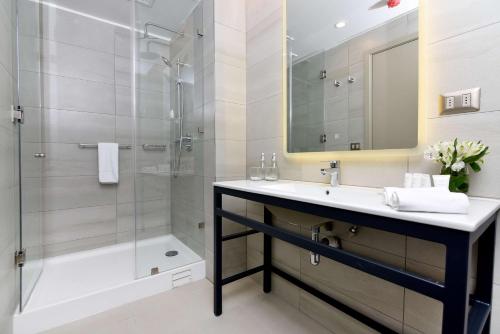 a bathroom with a sink and a shower at Best Western Ferrat in Temuco