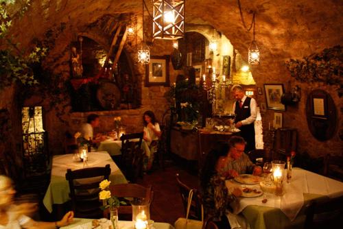 Un restaurante o sitio para comer en Altstadt-Hotel Gelnhausen