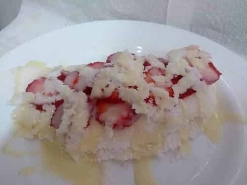 un trozo de pastel en un plato blanco en Pousada Caruaru en Socorro