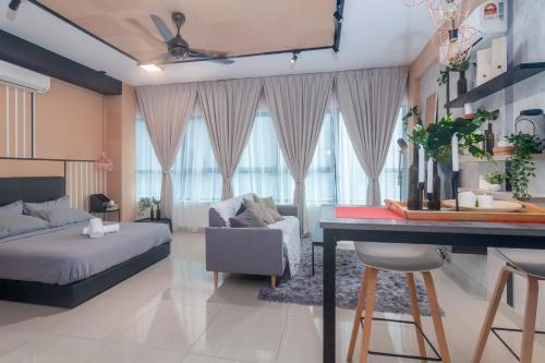 ein Wohnzimmer mit einem Bett und einem Tisch in der Unterkunft KL Arte Plus @ Jalan Ampang by IdealHub in Kuala Lumpur