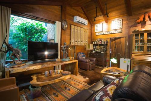 TV a/nebo společenská místnost v ubytování Cattani's Riverside Home