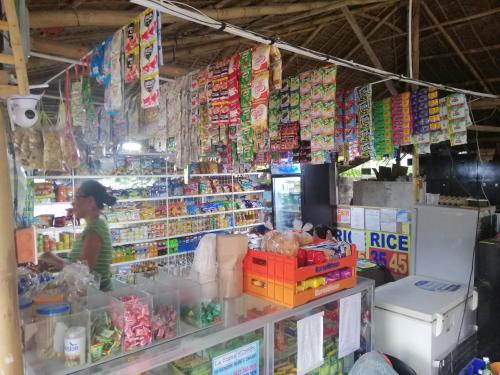 Supermarket nebo jiné obchody v  hostelu nebo okolí