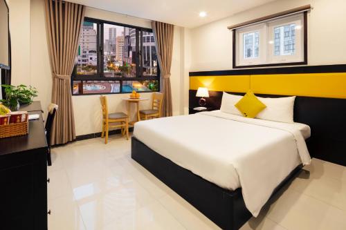 Giường trong phòng chung tại Tokia Hotel Nha Trang