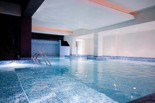 
a swimming pool with a tub and a shower at AYA Boutique Hotel Pattaya - SHA Plus in Pattaya
