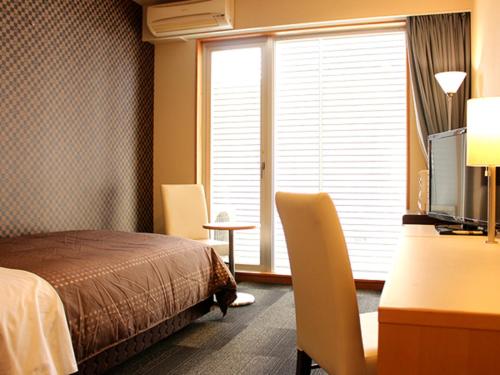 Postel nebo postele na pokoji v ubytování HOTEL LiVEMAX BUDGET Chiba Mihama