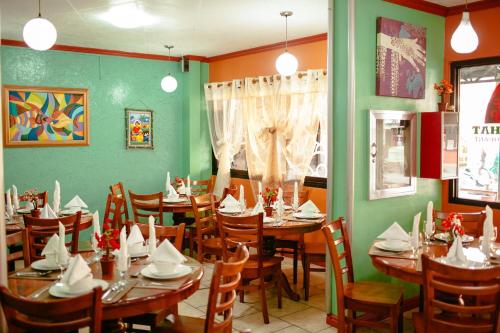 Restoran ili drugo mesto za obedovanje u objektu TINHAT Halal حلال Certified Boutique Hotel And Restaurant