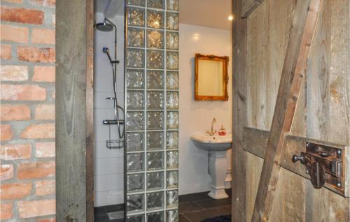 Ванная комната в Beautiful Home In Lysvik With Sauna