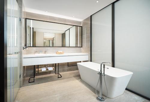 Bilik mandi di Radisson Blu Hangzhou Xintiandi